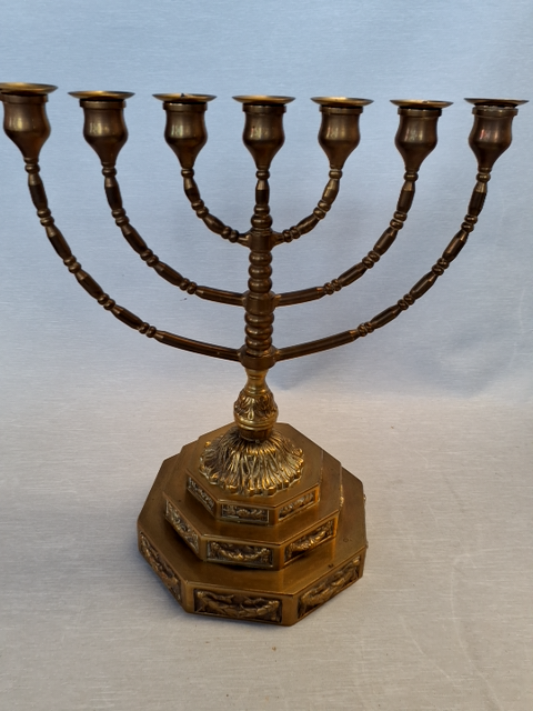 Menorah kandelaber